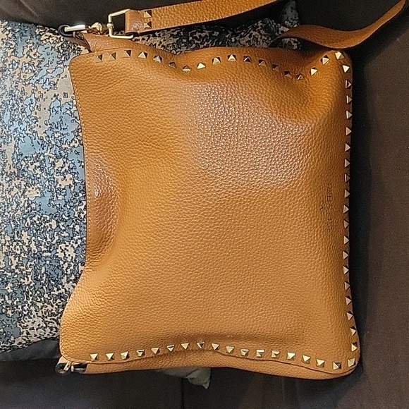 VALENTINO GARAVANI  Pebbled Calfskin Rockstud Flip-Lock Messenger Bag - Picture 4 of 13